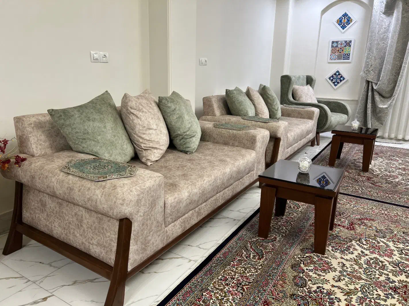 مبل در حد خیلی نو|مبلمان خانگی و میز عسلی|هشتگرد, شهرک اداری|دیوار