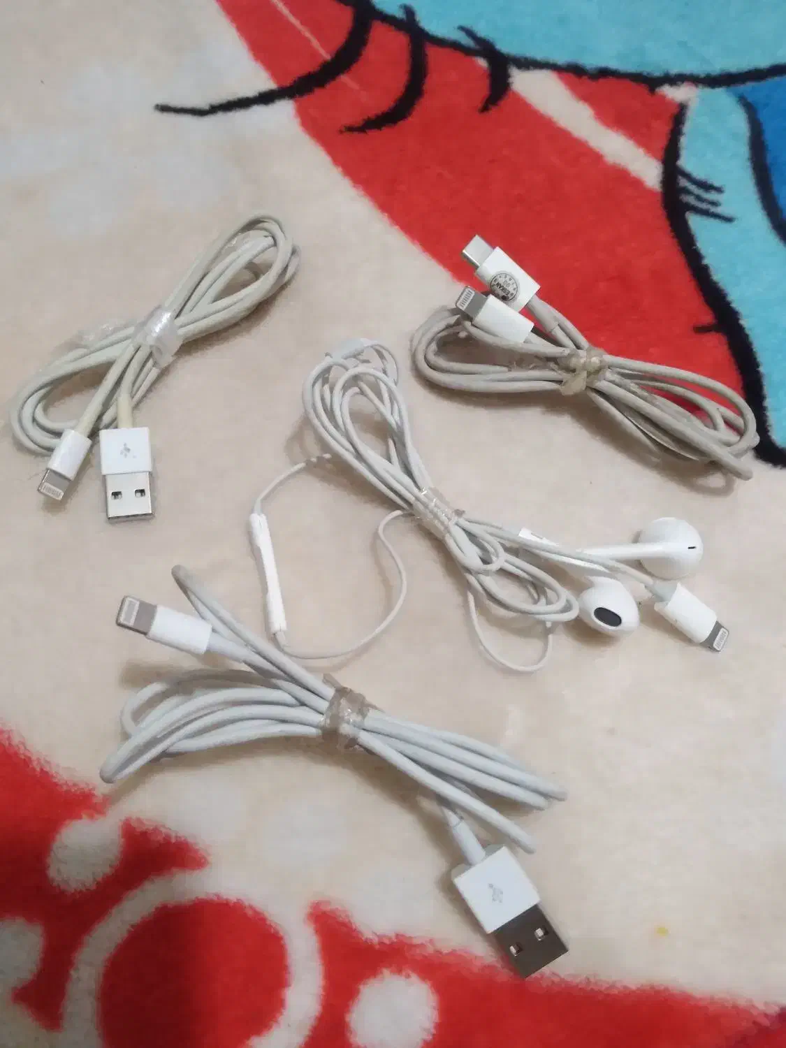 ۴عدد سیم شارژر اپل و یک عدد هندزفری اپل|لوازم جانبی موبایل و تبلت|پرند, فاز ۶|دیوار