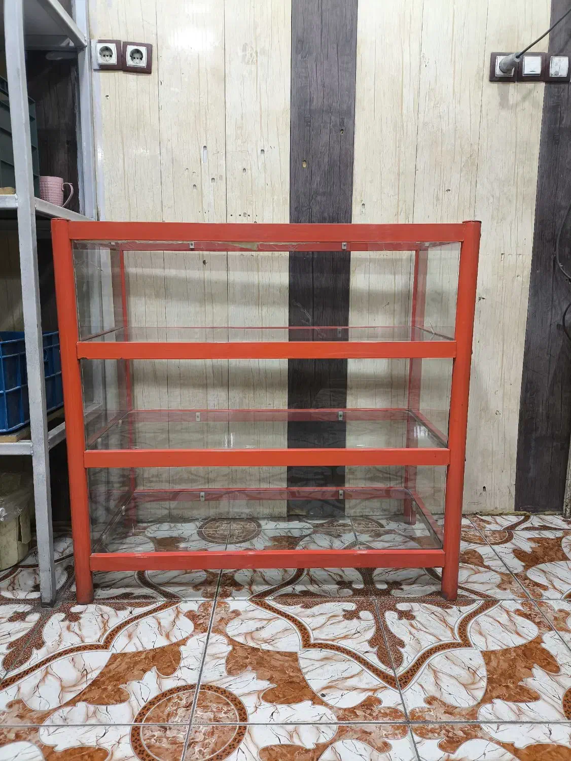 ویترین یک در یک متری در حد نو سالم و با شیشه کامل|فروشگاه و مغازه|رامهرمز, |دیوار