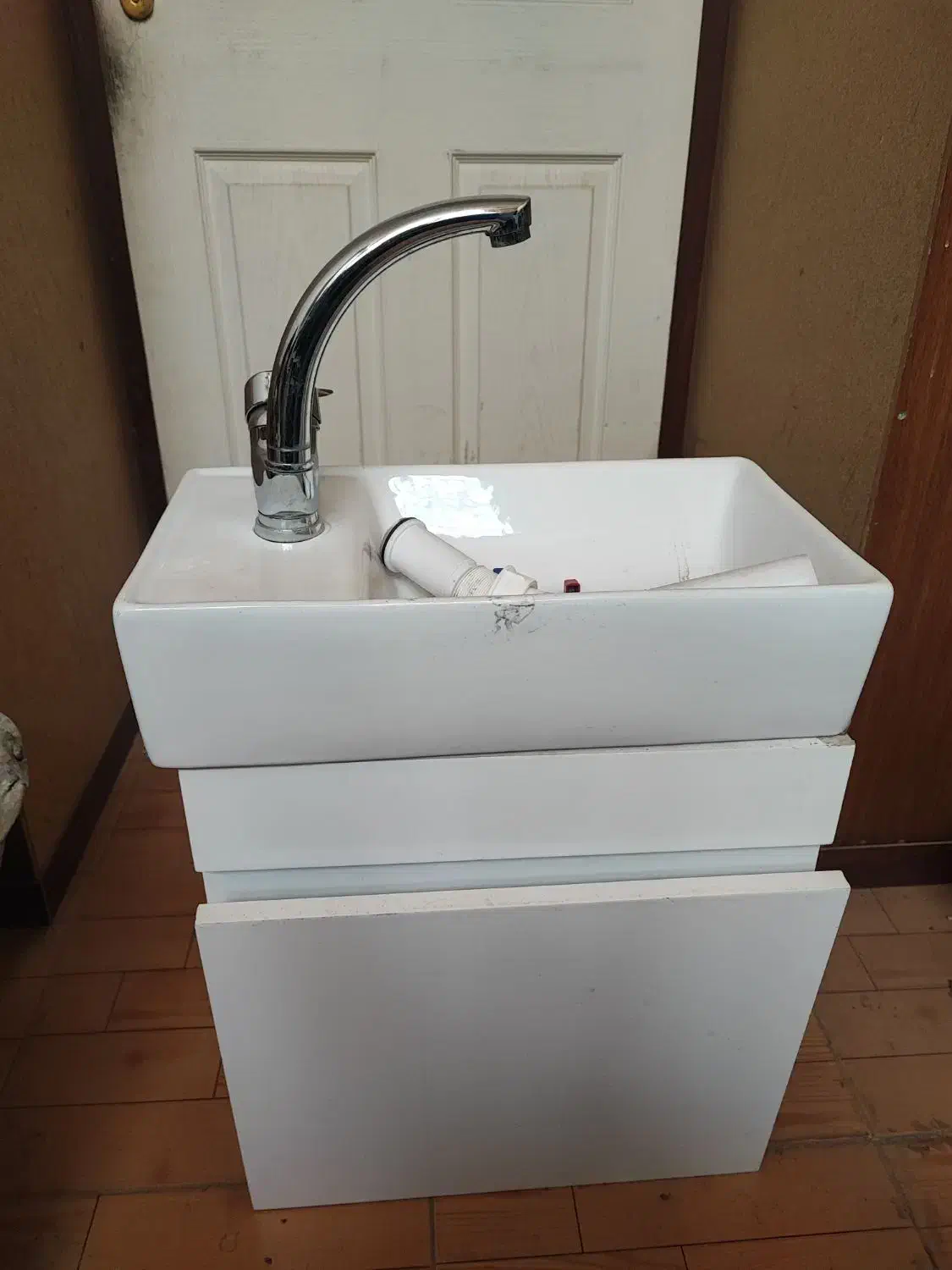 روشویی همراه با کابینت و شیرآلات|لوازم سرویس بهداشتی|میاندوآب, |دیوار