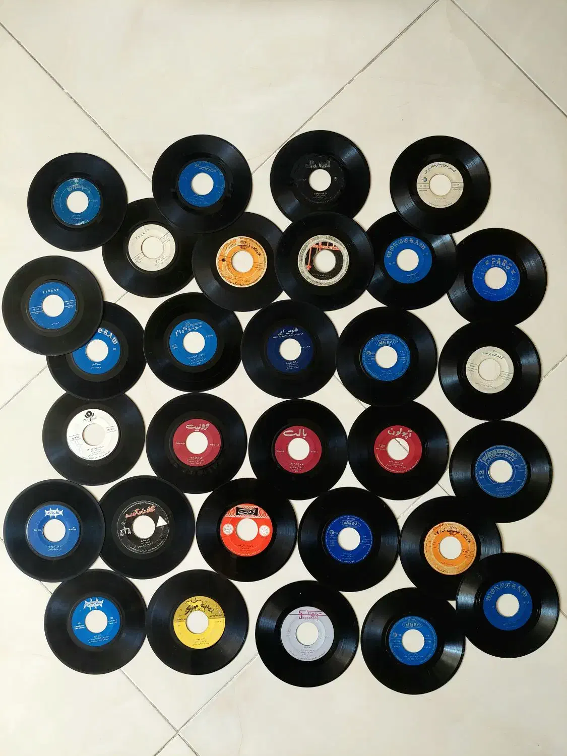 صفحه گرام ایرانی|فیلم و موسیقی|تهران, فلسطین (میدان انقلاب)|دیوار