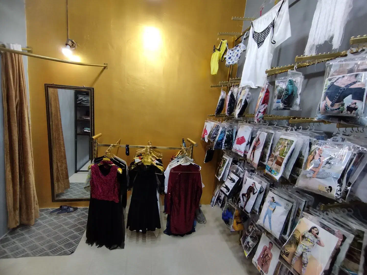 واگذار دکور جنس و مغازه مجتمع فردوسی زنانه|لباس|فیروزآباد (فارس), |دیوار