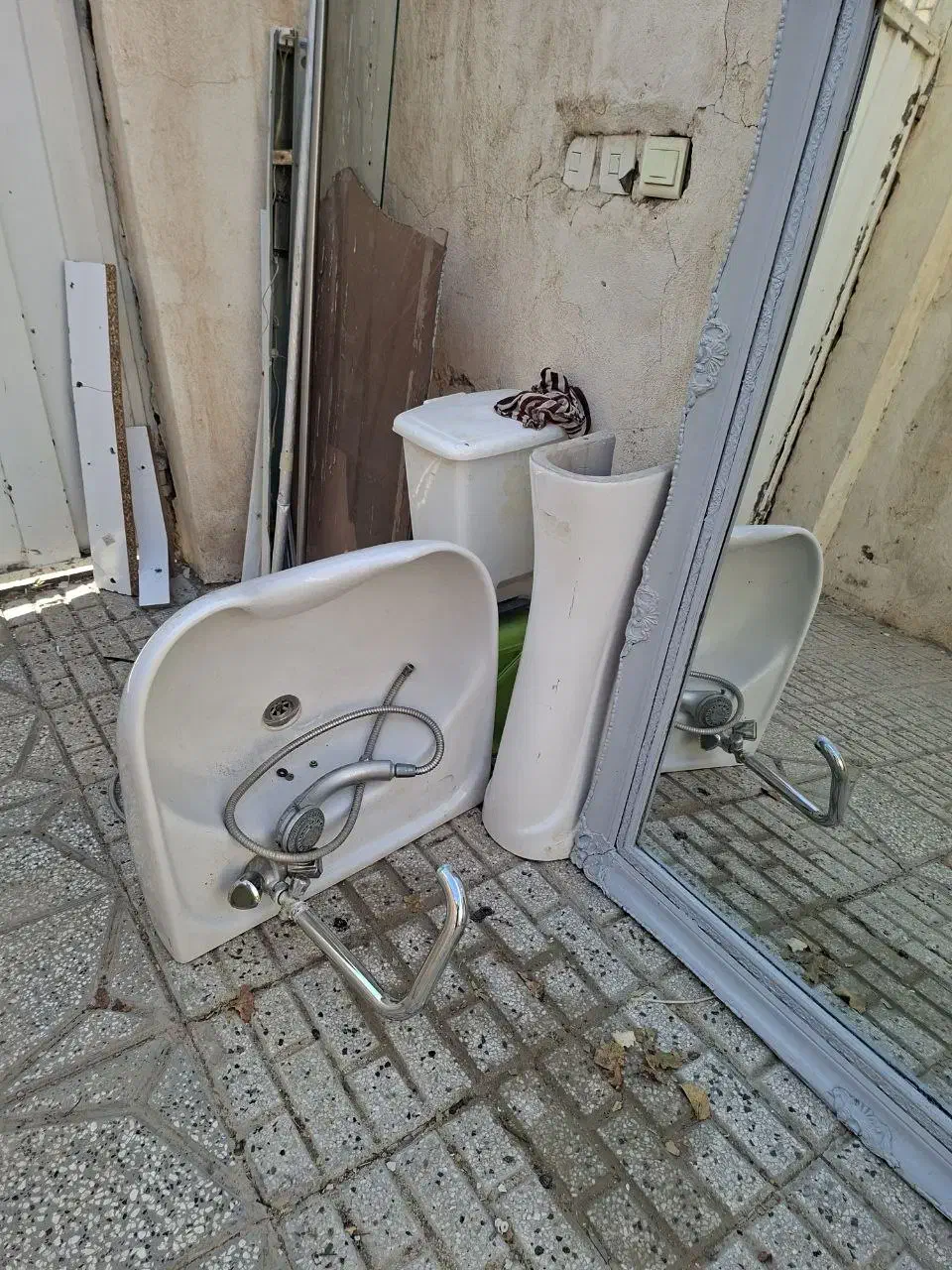 سر شور آینه میز گنجه و صندلی اصلاح|آرایشگاه و سالنهای زیبایی|تربتحیدریه, کاشانی|دیوار