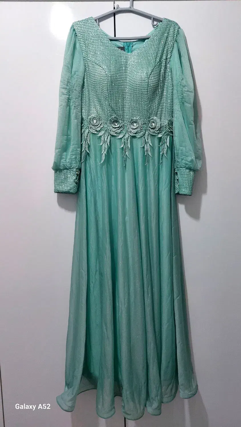 چندعدد لباس زنانه|لباس|زاینده رود, |دیوار