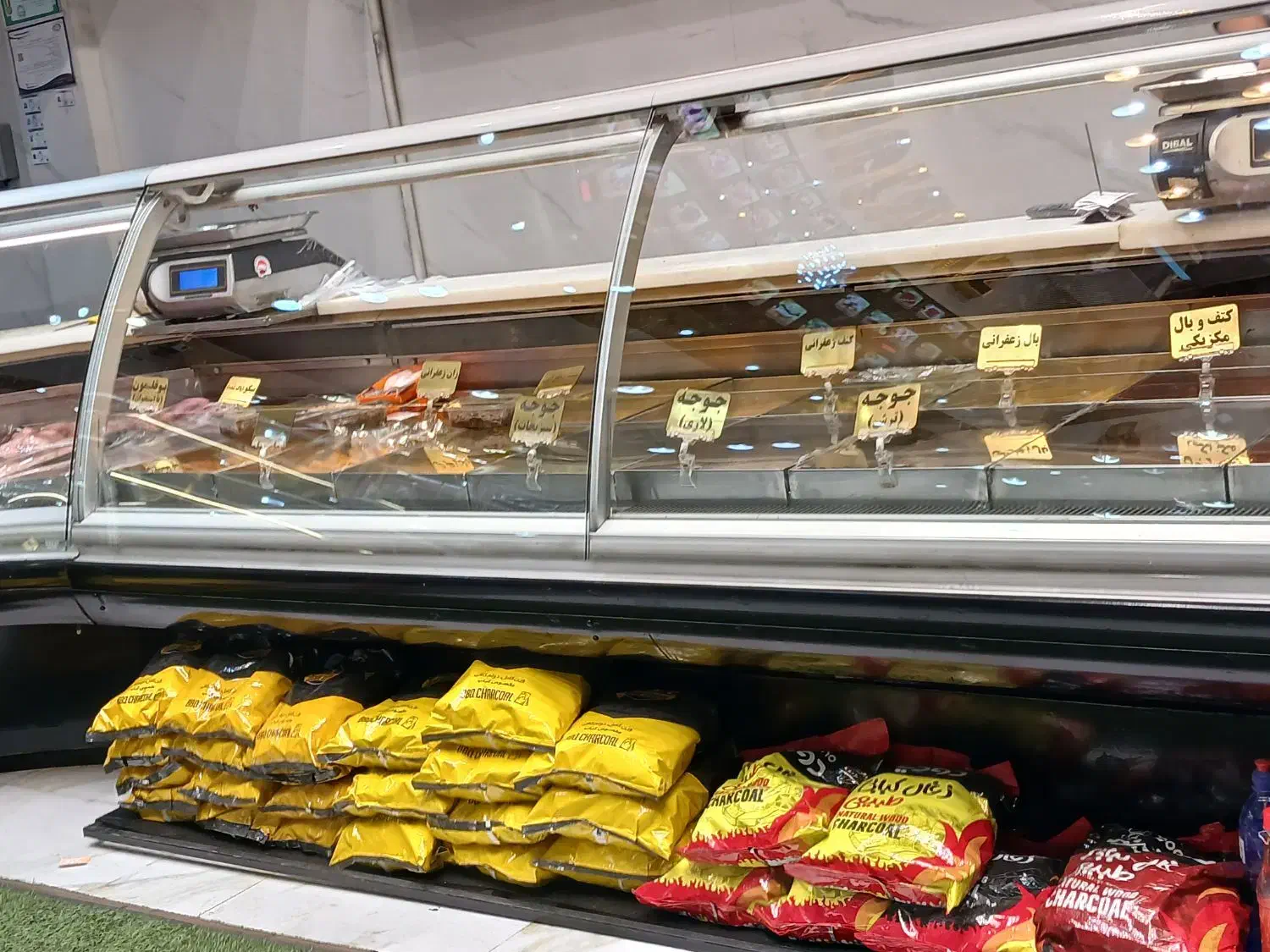 به یک فروشنده خانم جهت کار در پروتئین نیازمندیم|استخدام خدمات فروشگاه و رستوران|تهران, پرستار|دیوار