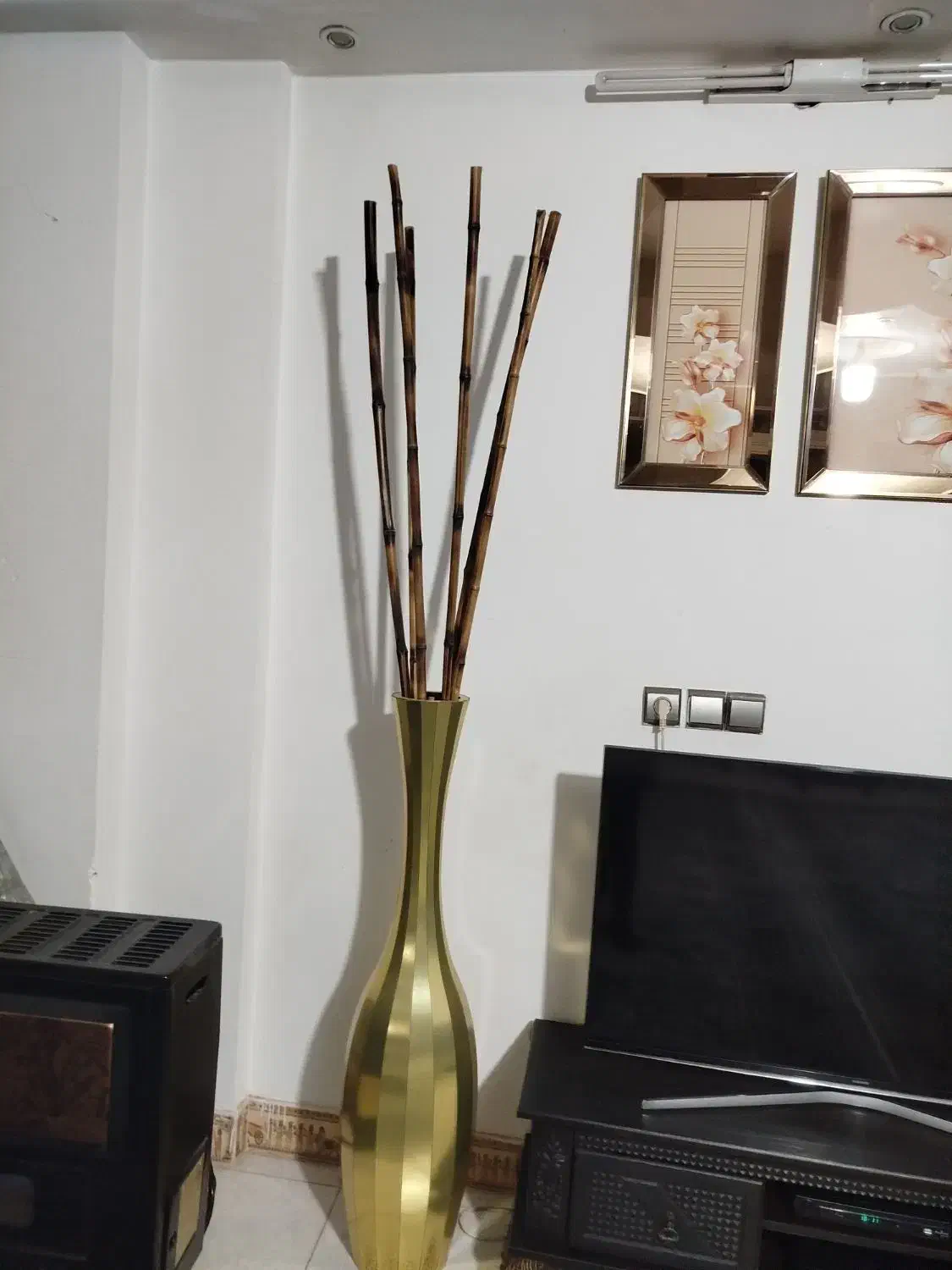 فقط شاخه های داخل گلدون فروشی هست ..‌|گل مصنوعی|قوچان, |دیوار