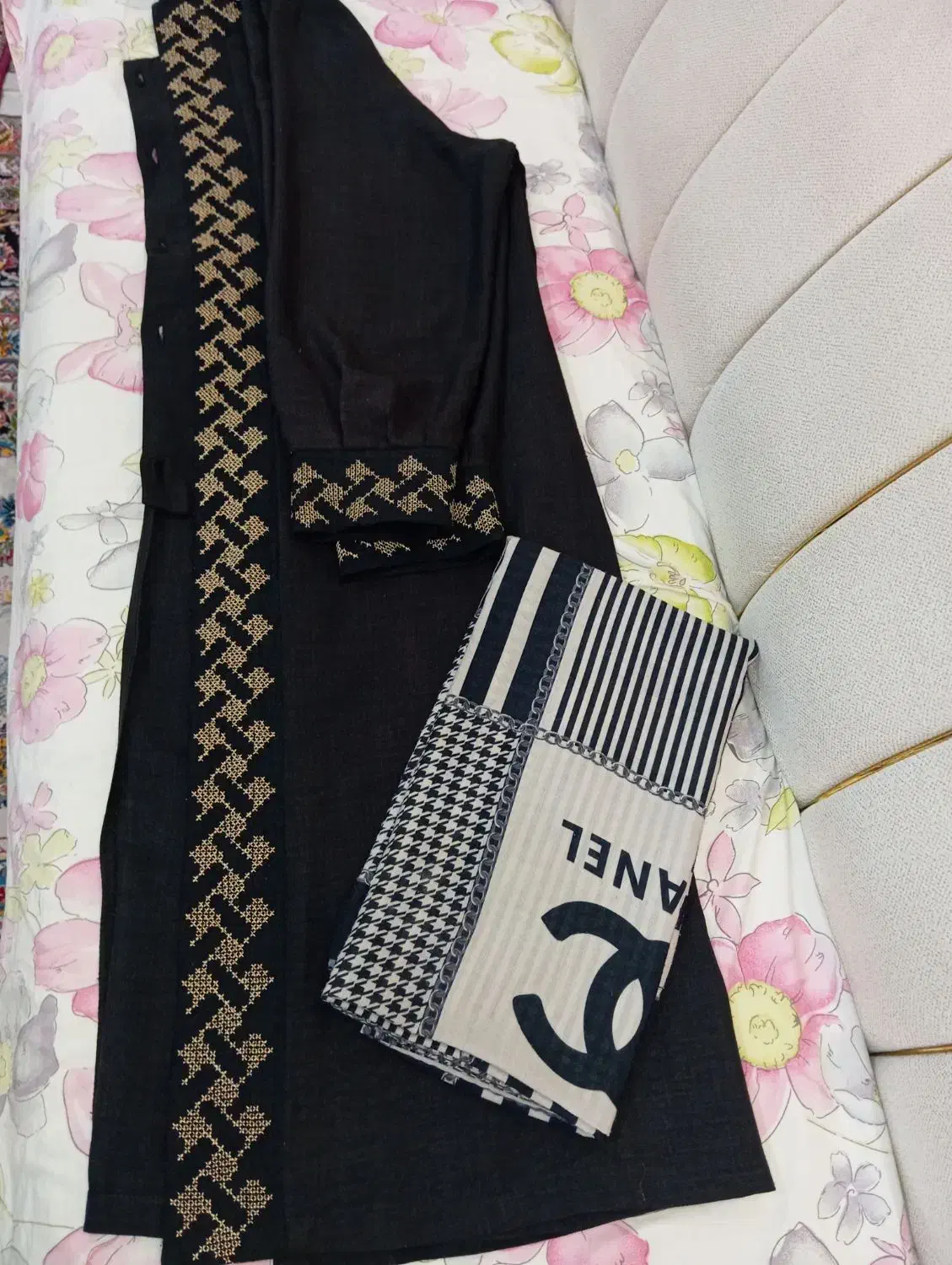 دو عدد مانتو|لباس|اهر, |دیوار