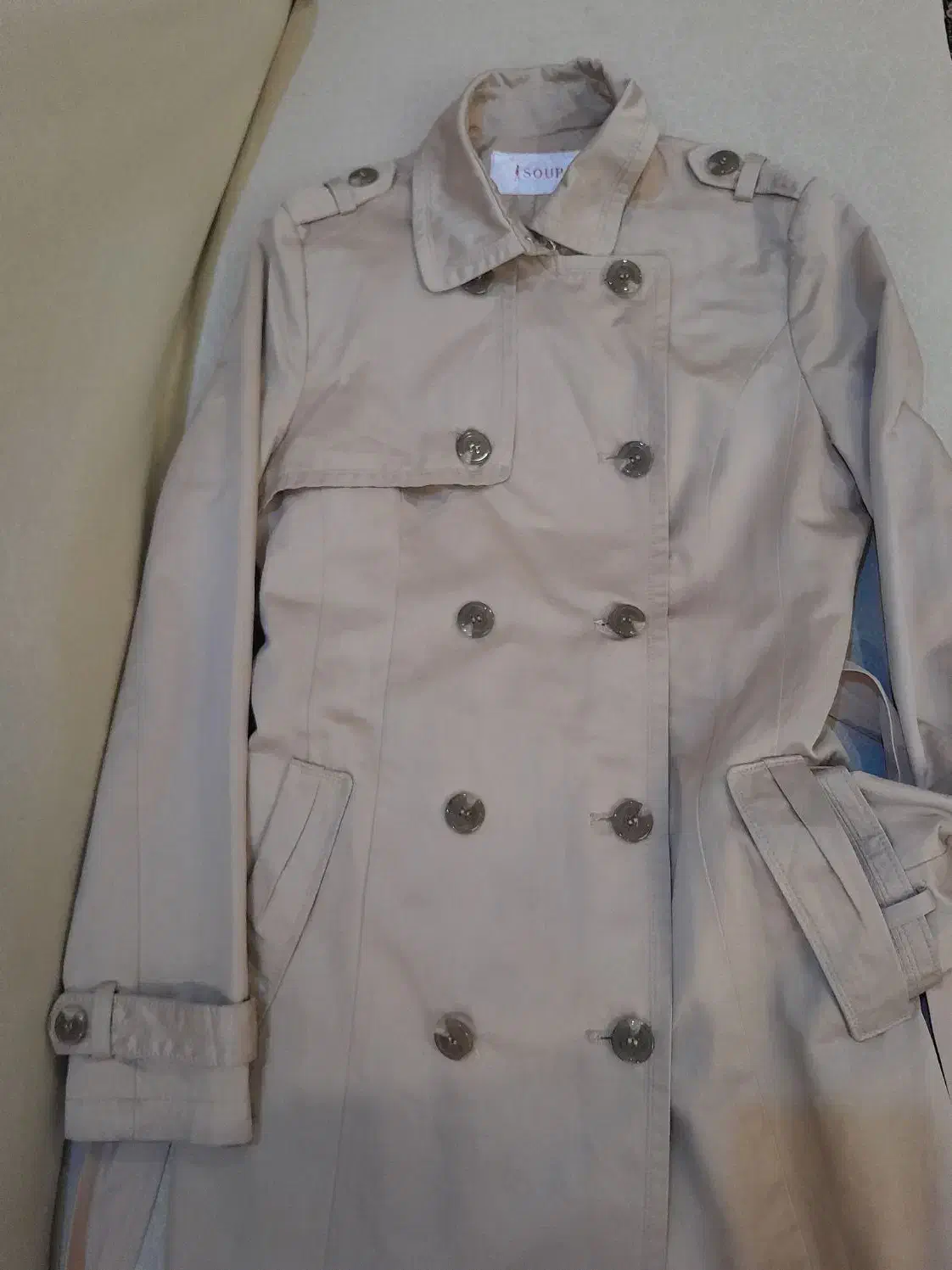 بارانی کرمی|لباس|کرج, بنیاد|دیوار