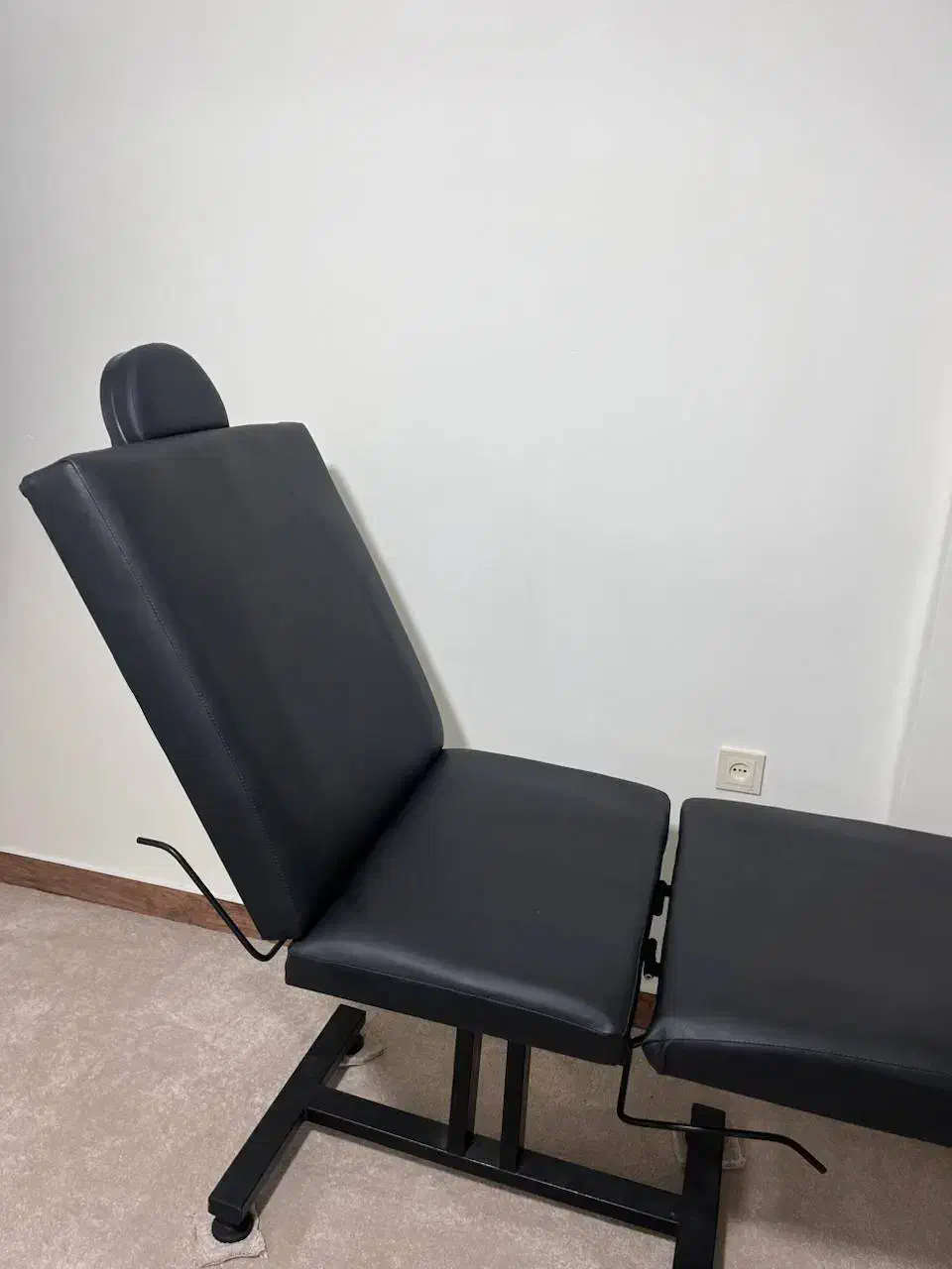 تخت مخصوص آرایشگران محترم|آرایشگاه و سالنهای زیبایی|رشت, نیکمرام|دیوار