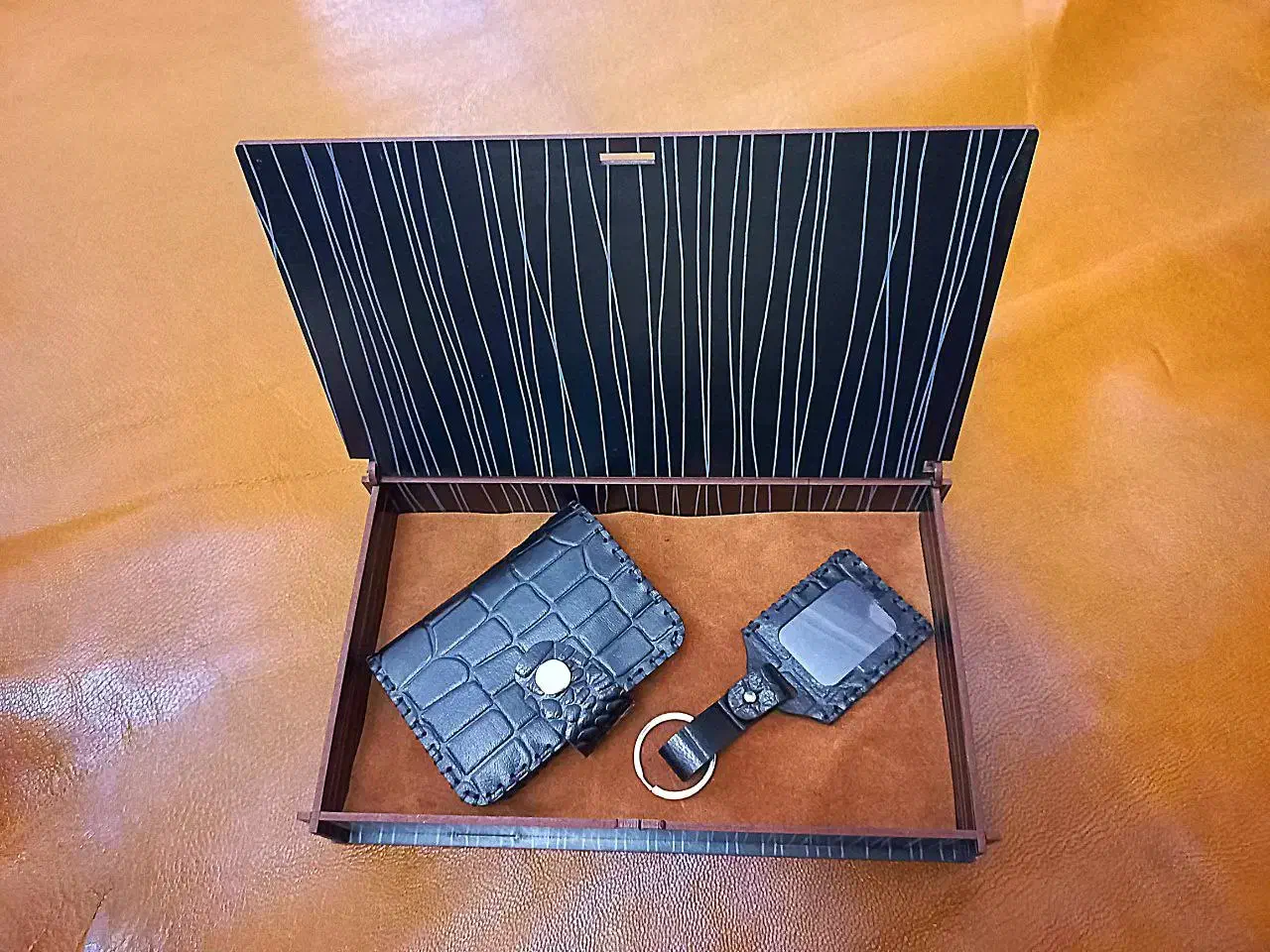 چرم|کیف، کفش، کمربند|آبیک, |دیوار