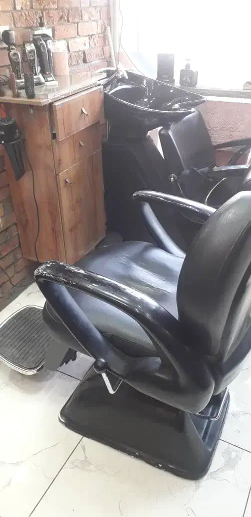 صندلی آرایشگاه. اینه . میز. آبسرد کن . تلوزیون|آرایشگاه و سالنهای زیبایی|قم, بنیاد|دیوار