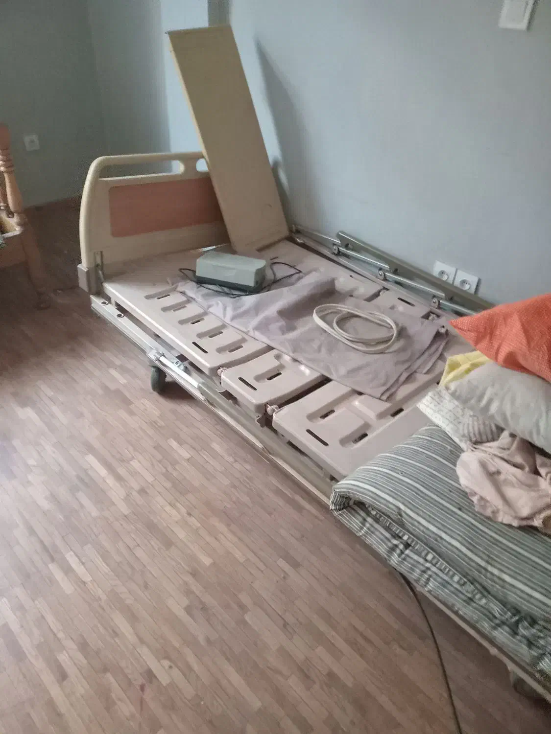 تخت بیمارستانی تایوانی - گاوصندوق - تخت چوبی|آرایشی، بهداشتی، درمانی|تهران, قزل قلعه|دیوار