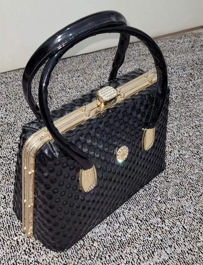 کیف|کیف، کفش، کمربند|رباط‌کریم, رباط‌کریم|دیوار