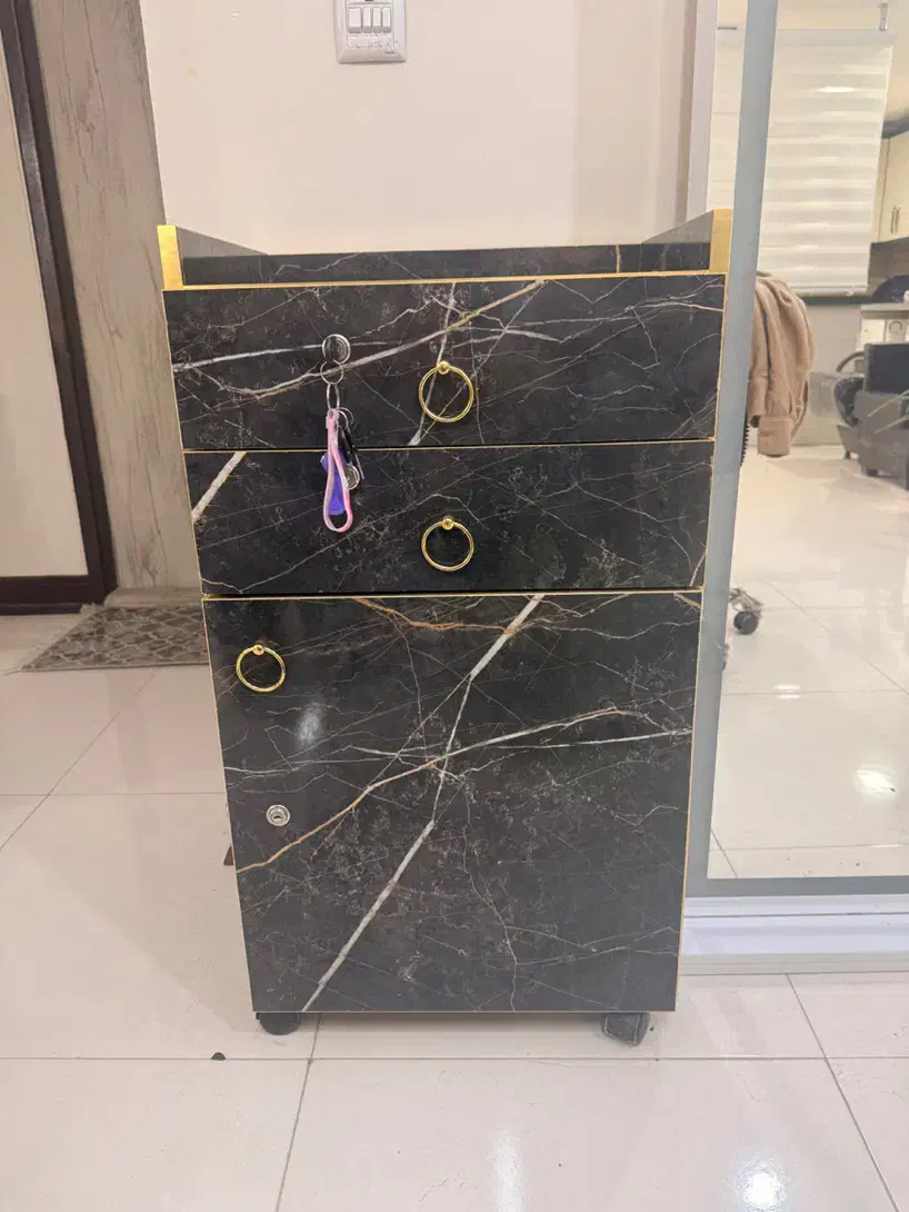 ترولی کمد سالنی|آرایشگاه و سالن‌های زیبایی|شاهین‌شهر, مخابرات (شهید بهشتی)|دیوار