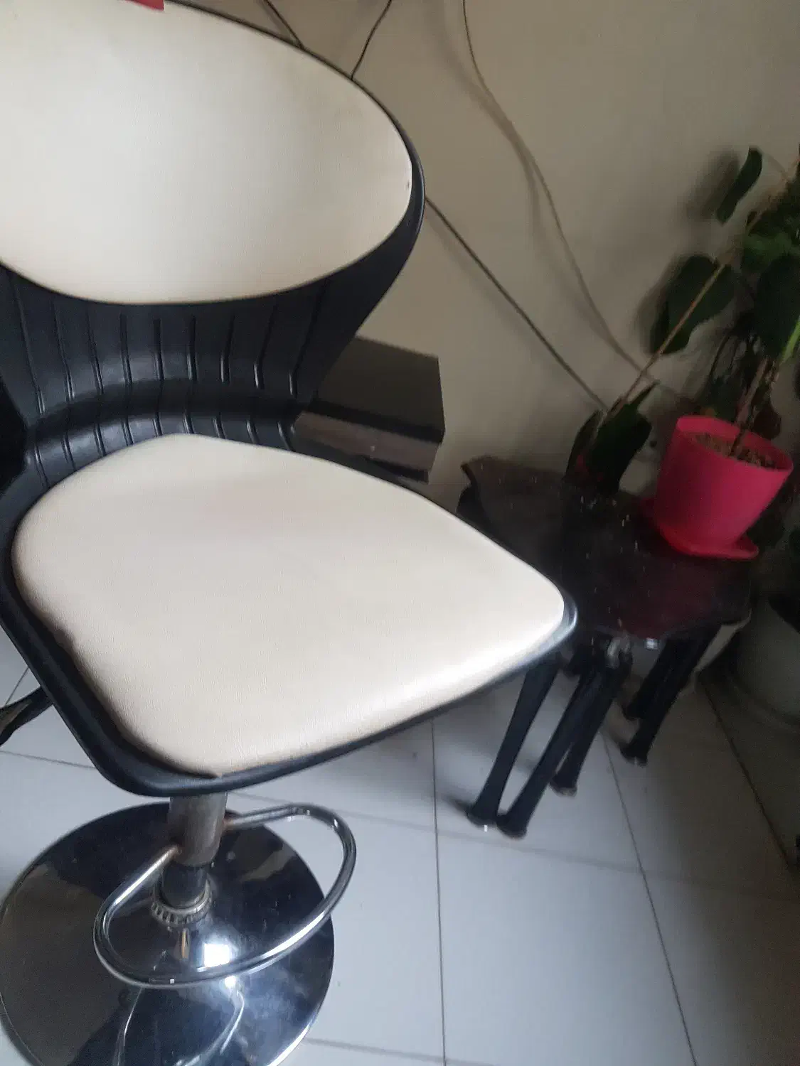 سه عدد صندلی روکش چرمی کرم قهوه ایی کافی شاپی|صندلی و نیمکت|لاهیجان, شقایق|دیوار