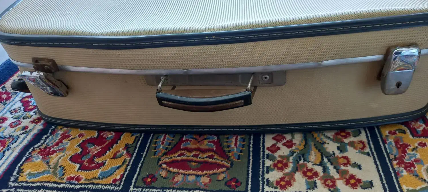 چمدان قدیمی نوستالژی و گلدان سفالی|کلکسیون اشیاء عتیقه|ورامین, ورامین|دیوار