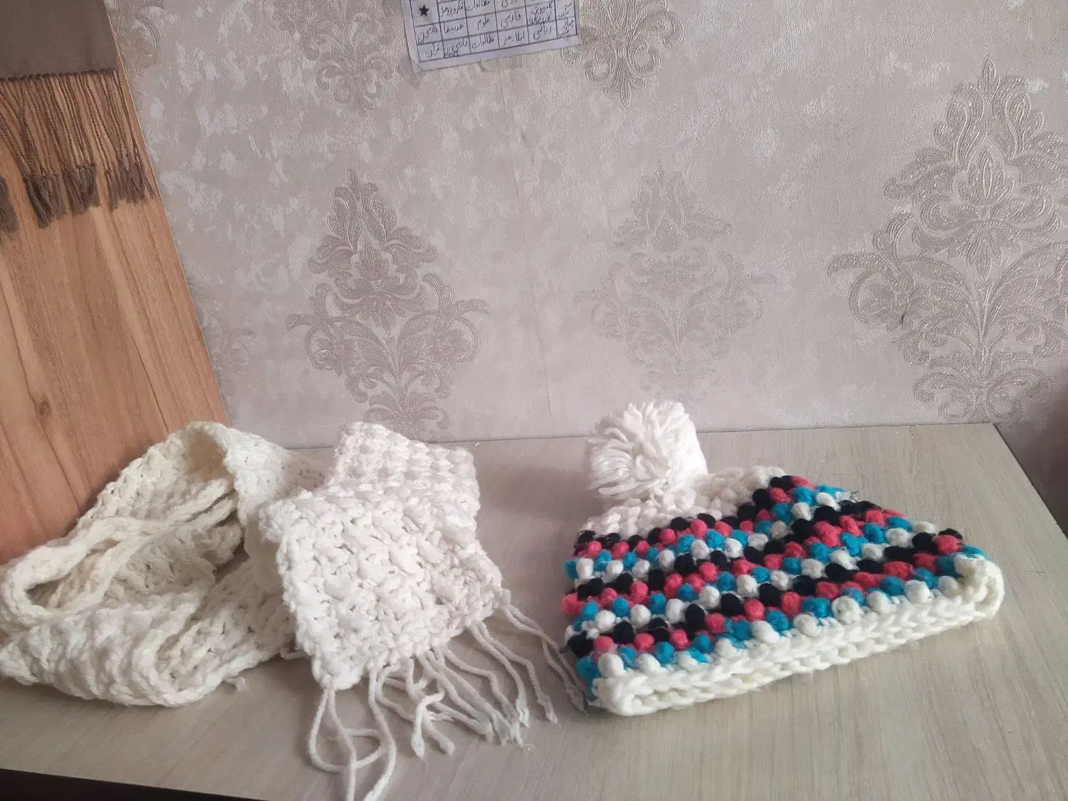 شال و کلاه بافت|لباس|ری, شهادت|دیوار