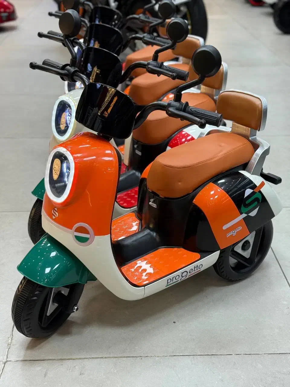 موتور شارژی سه چرخ طرح وسپا کد ۳۰۶۴ آکسون*اقساطی|اسباببازی بچه|رشت, گلسار|دیوار