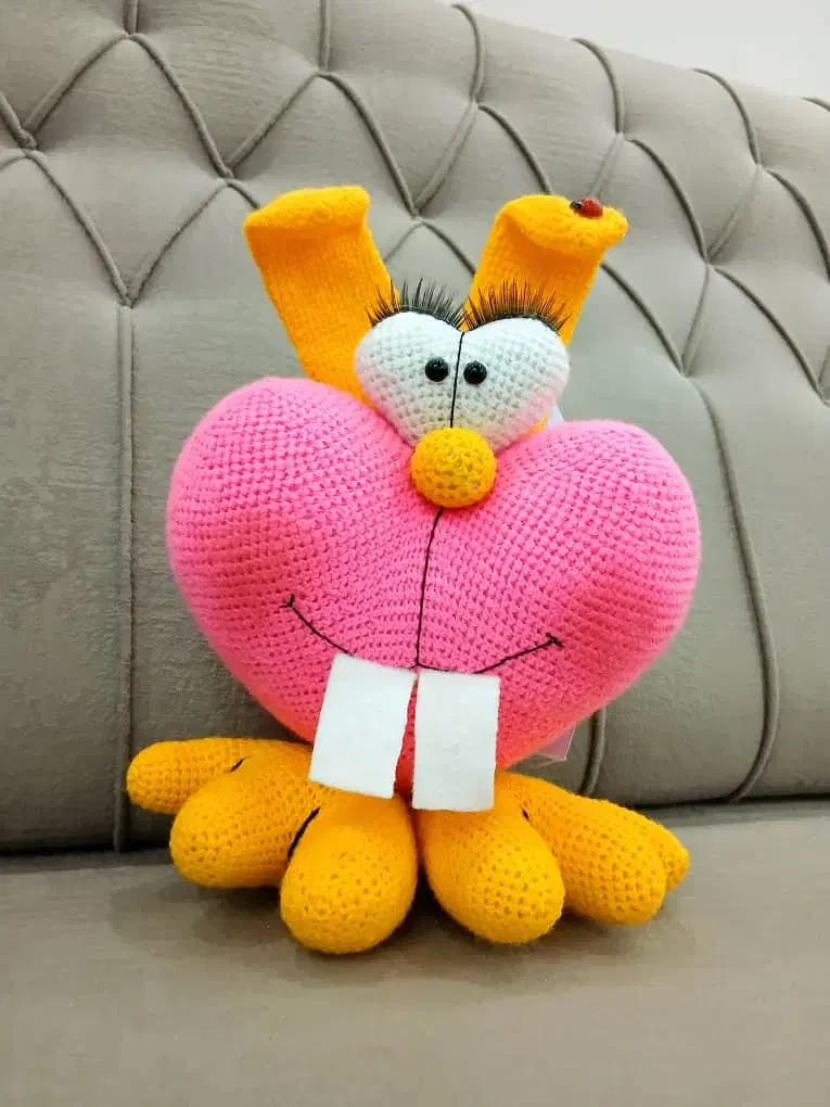 عروسک بافتنی قلب|صنایع دستی و سایر لوازم تزئینی|شیراز, زرهی|دیوار