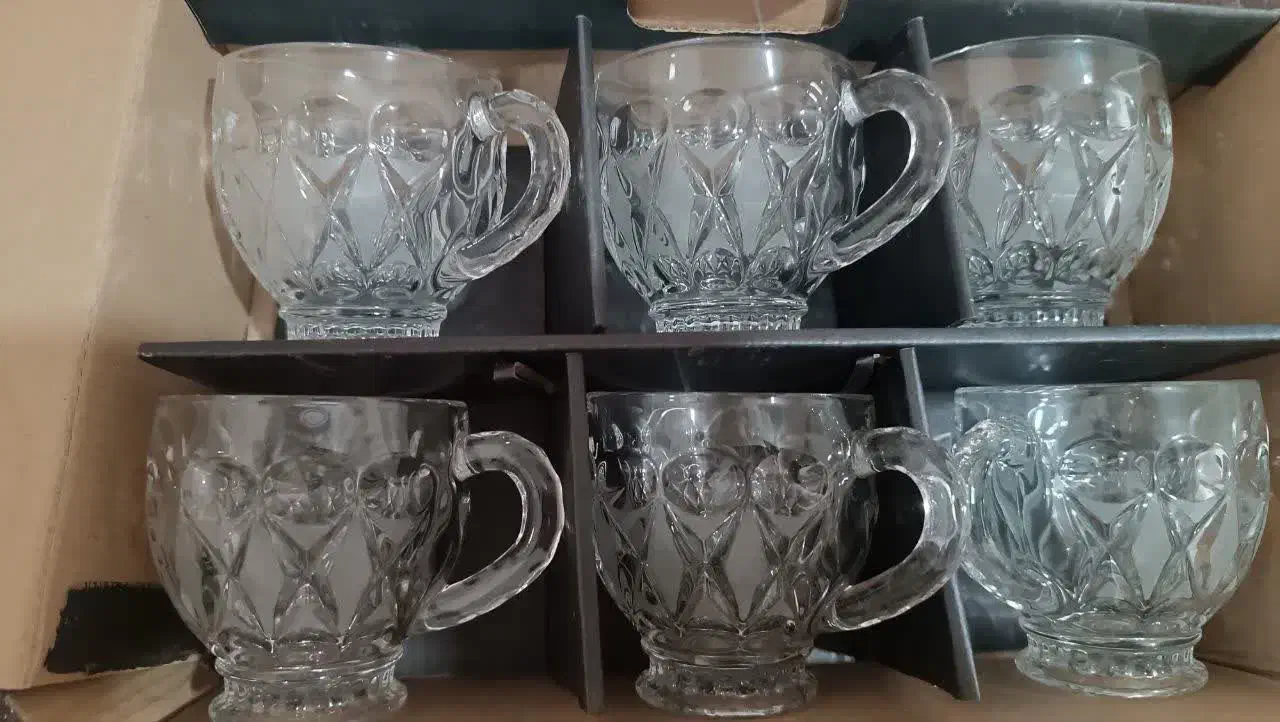 دو دست استکان نو|ظروف سرو و پذیرایی|قم, قلعه کامکار|دیوار