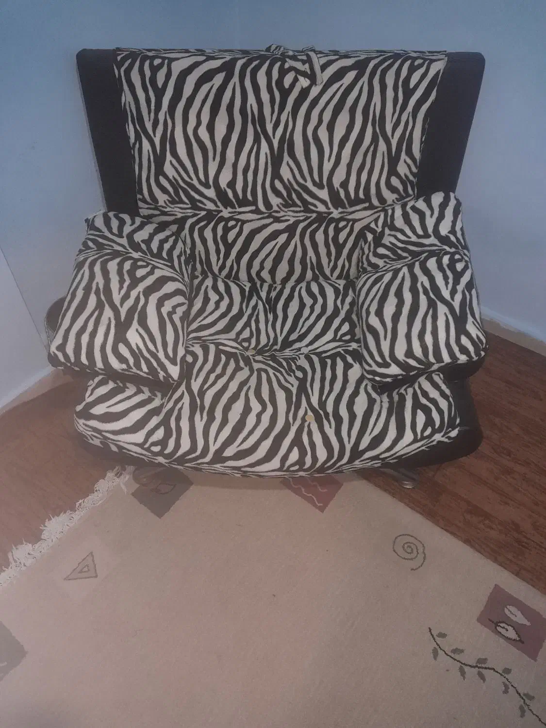 مبل ۷نفره تمیز همراه با کوسن|مبلمان خانگی و میز عسلی|بندر انزلی, مسکن مهر|دیوار