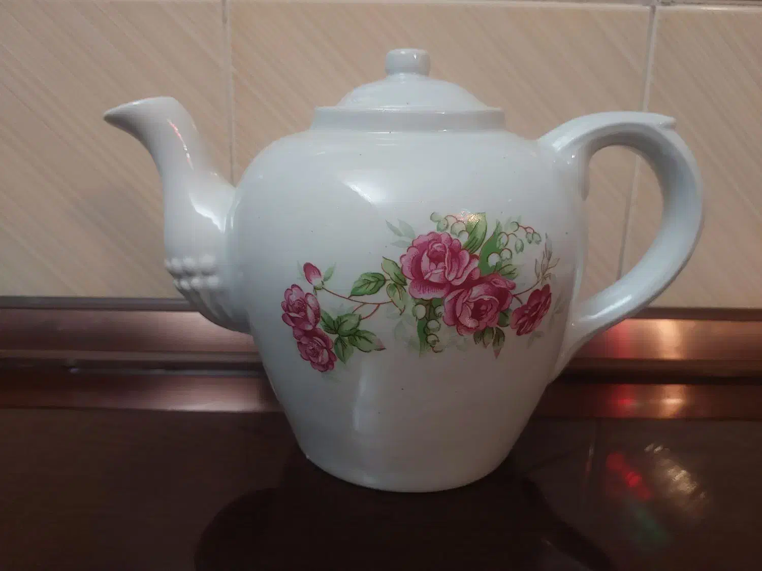 قوری بزرگ ۱۰ کپ گلسرخی بسیارزیبا|قوری، کتری، قهوهساز دستی|کاشان, میدان کهنه|دیوار