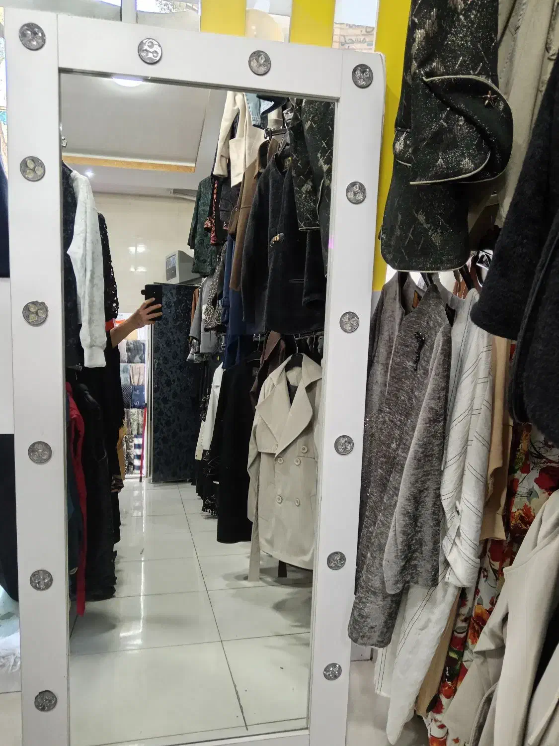 اینه قدی سالم تمام لامپا کم مصرف وسالم هستن|آینه|نجفآباد, یزدانشهر|دیوار