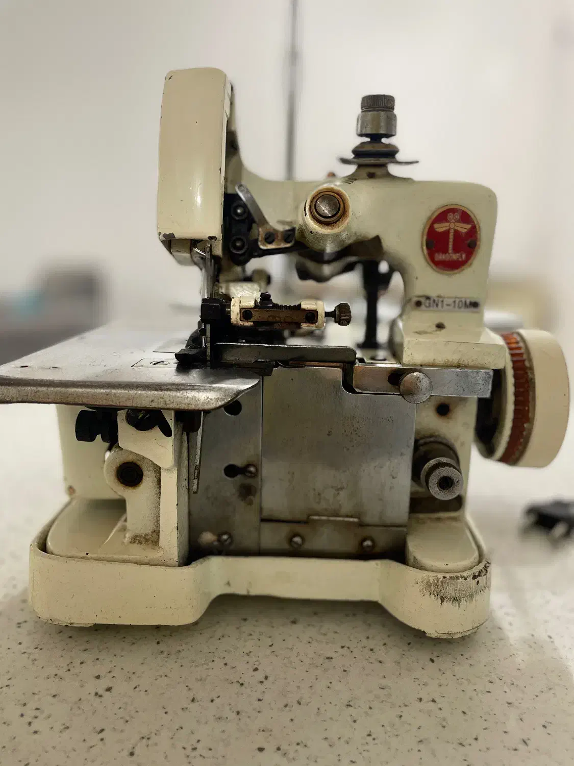 سردوز سه نخ چرخ خیاطی|چرخ خیاطی و ریسندگی|رشت, چله خانه|دیوار