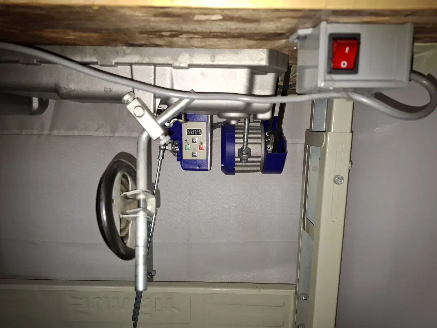 چرخ راسته دوز صنعتی|چرخ خیاطی و ریسندگی|گناباد, |دیوار