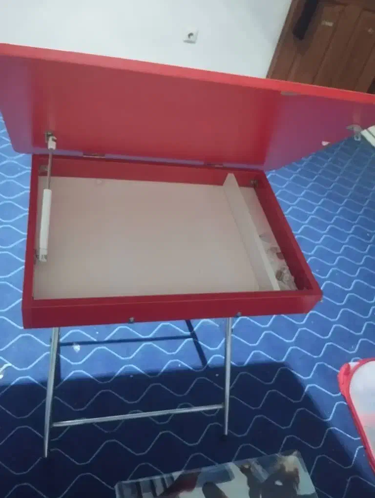 یک عدد میز تحریر با صندلی در حد نو|میز تحریر و کامپیوتر|صدرا-فارس, فاز ۱|دیوار