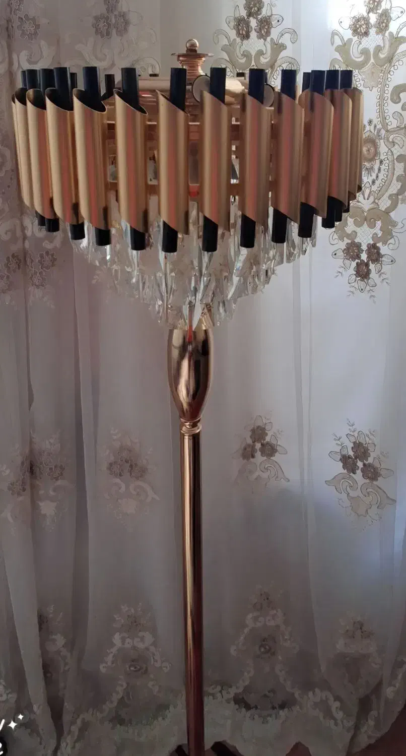 آباژور ایستاده کنار سالنی|چراغ خواب و آباژور|اردبیل, |دیوار