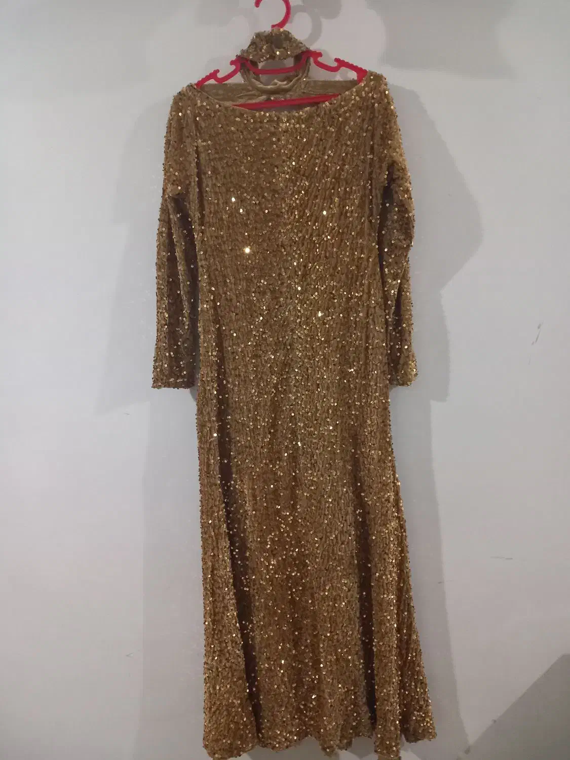 تعدادی لباس مجلسی|لباس|شادگان, |دیوار