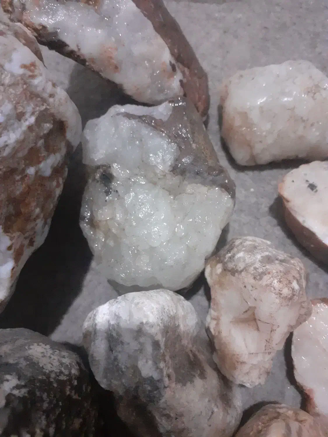 تعدادی سنگ کوارتز|جواهرات|قزوین, |دیوار