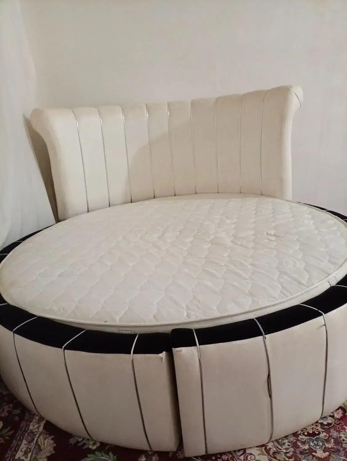 تخت خواب دو نفره گرد|تخت و سرویس خواب|مرودشت, فاز دوم شهرک فرهنگیان|دیوار