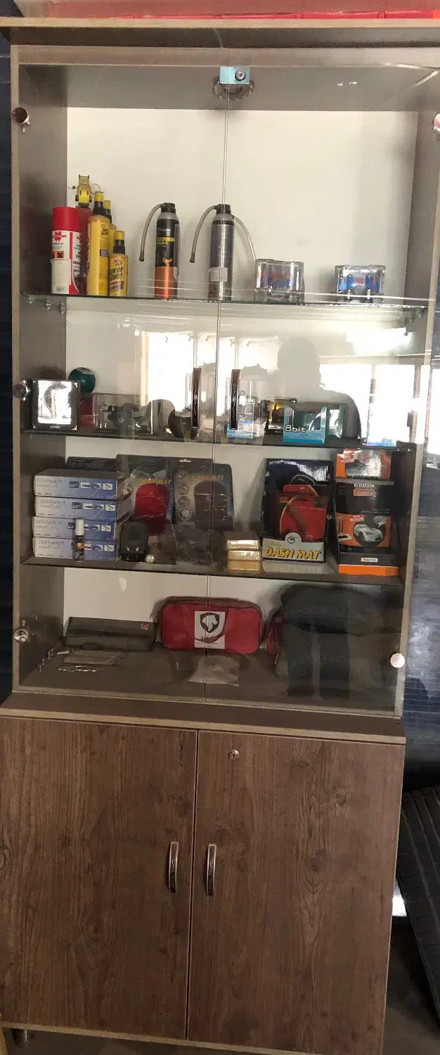 میز کامپیوتر و کمد ویترین دار|دفتر کار|قم, خداکرم|دیوار