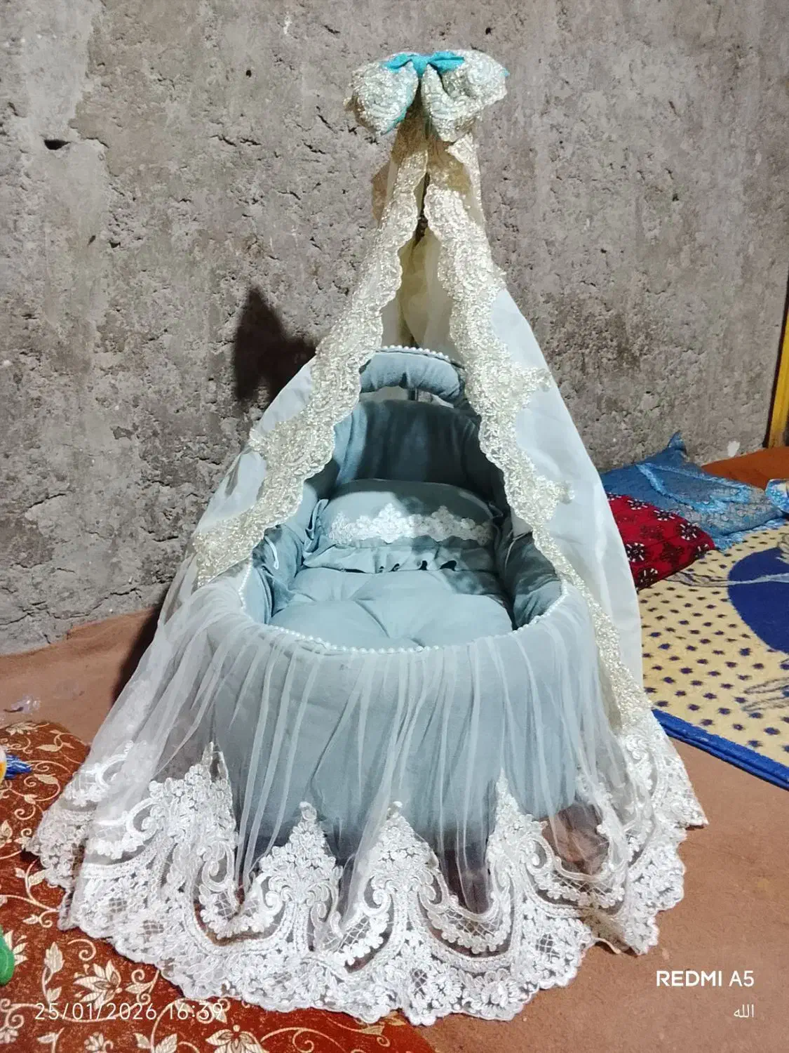 لالایی|رختخواب، بالش، پتو|خاش, |دیوار