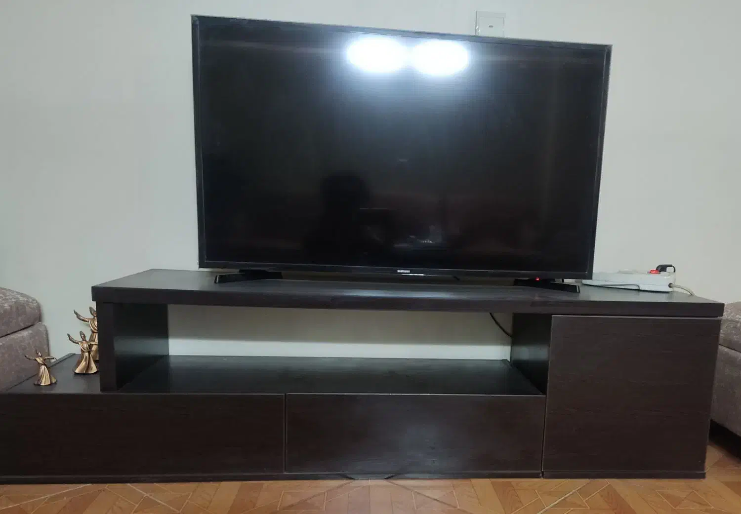 میز تلویزیون  درحدنو ،به علت جابجایی (فوری فروشی)|میز تلویزیون|تهران, علم و صنعت|دیوار