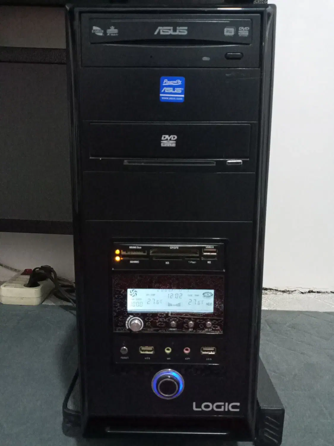 کامپیوتر رومیزی با میزو صندلی گردان|رایانه رومیزی|سنندج, |دیوار