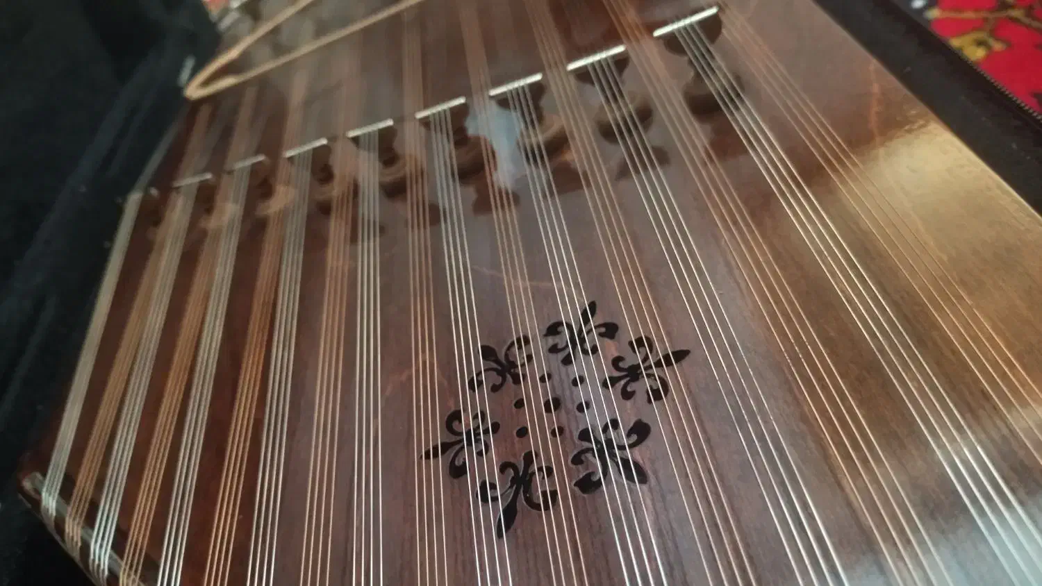 سنتور مهر تبریزی|سازهای سنتی|تبریز, |دیوار