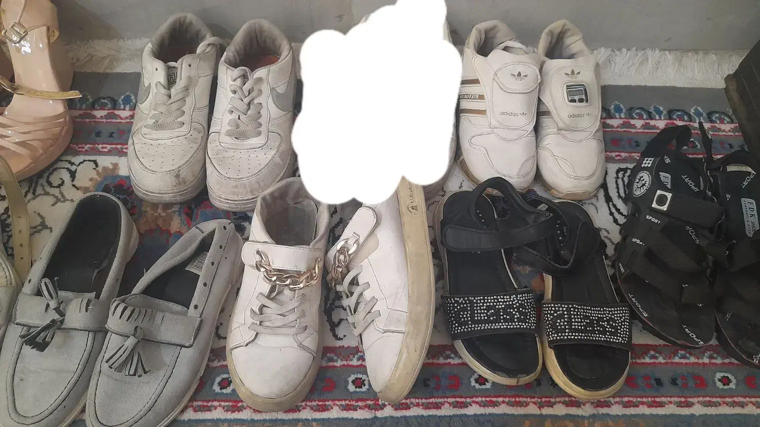 تعدادی کفش|کیف، کفش، کمربند|قم, امامزاده ابراهیم|دیوار