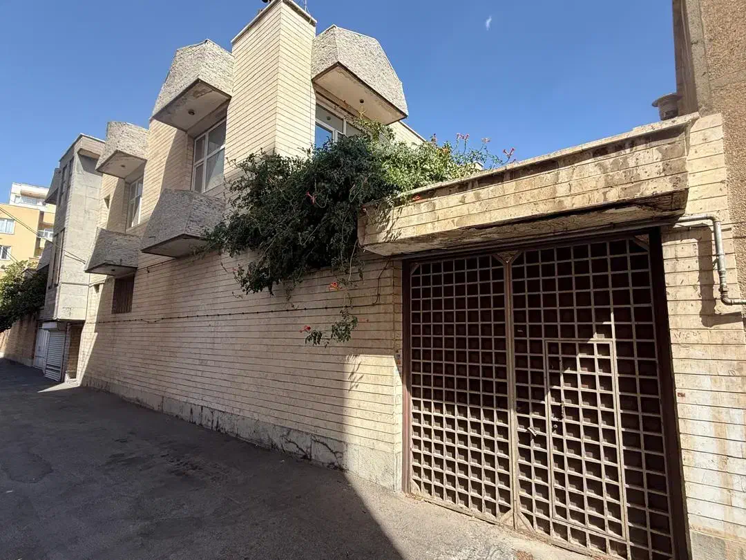 حیاط دو طبقه ۳۸۰متر،درکوی فیروز، چهاراه قطران|فروش خانه و ویلا|تبریز, |دیوار