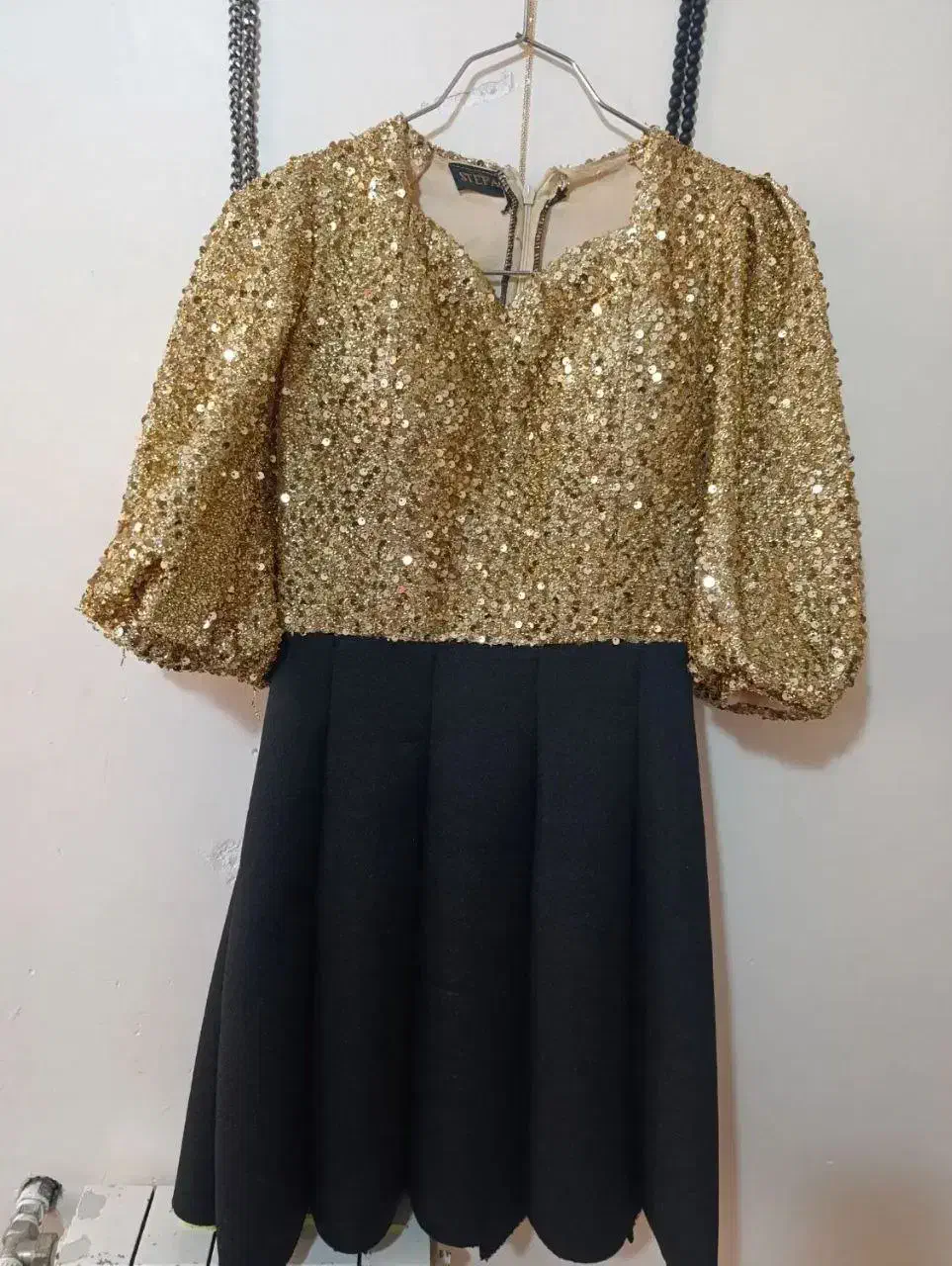 لباس مجلسی|لباس|رباط‌کریم, مسکن مهر آبشناسان|دیوار