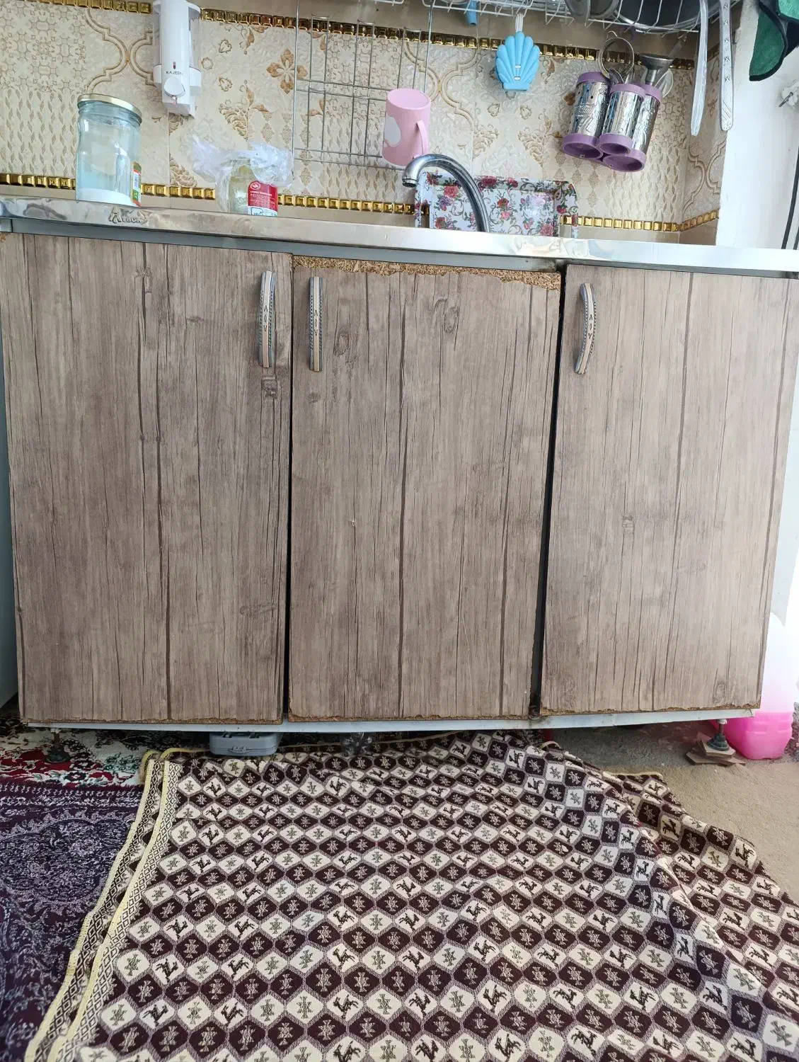 ابچکان|آب‌چکان و نظم‌دهنده ظروف|بیستون, |دیوار