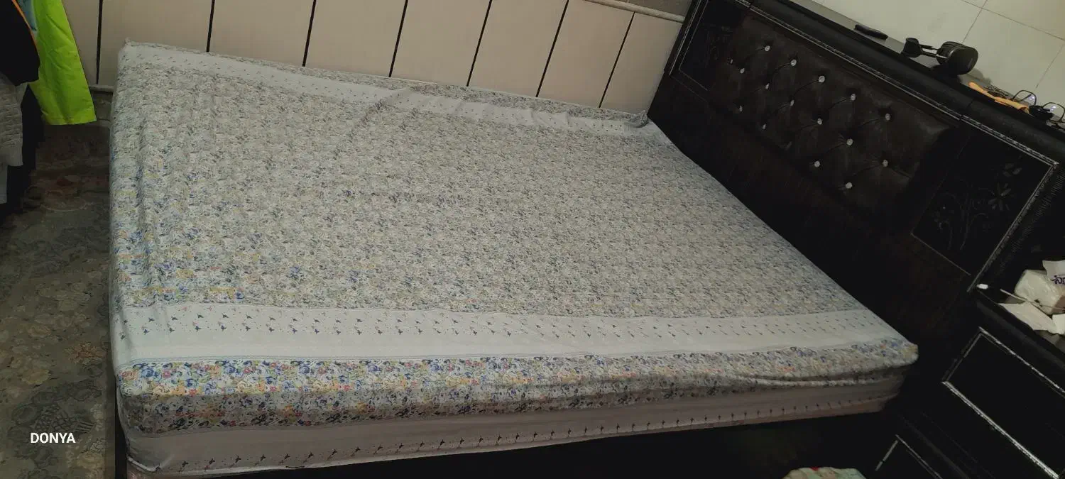 تخت دو نفره تمیز وسالم|تخت و سرویس خواب|قم, زنبیل آباد|دیوار