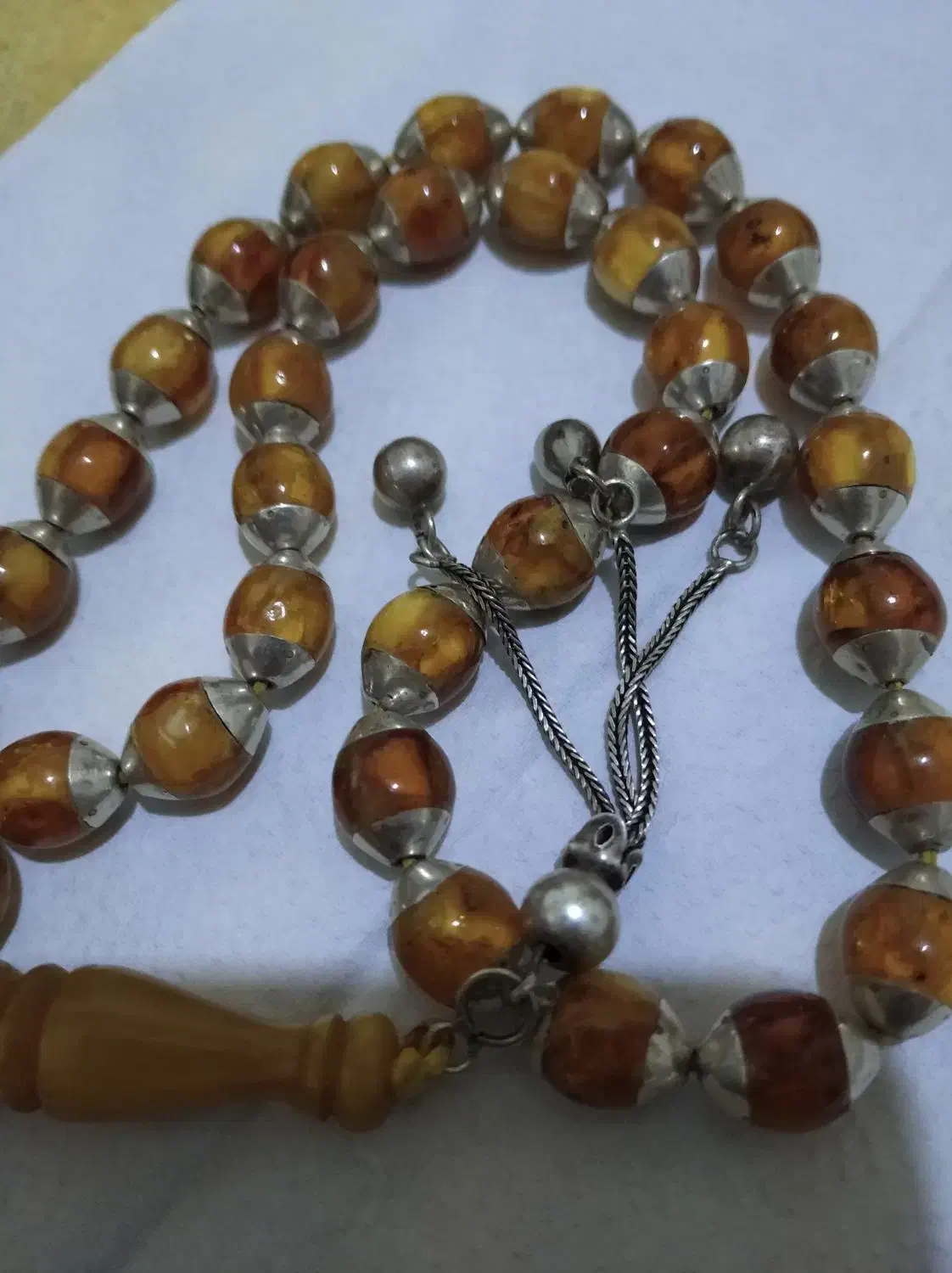 تسبیح کهربا ی طبیعی اصل همراه نقره ،|کلکسیون اشیاء عتیقه|دهگلان, |دیوار