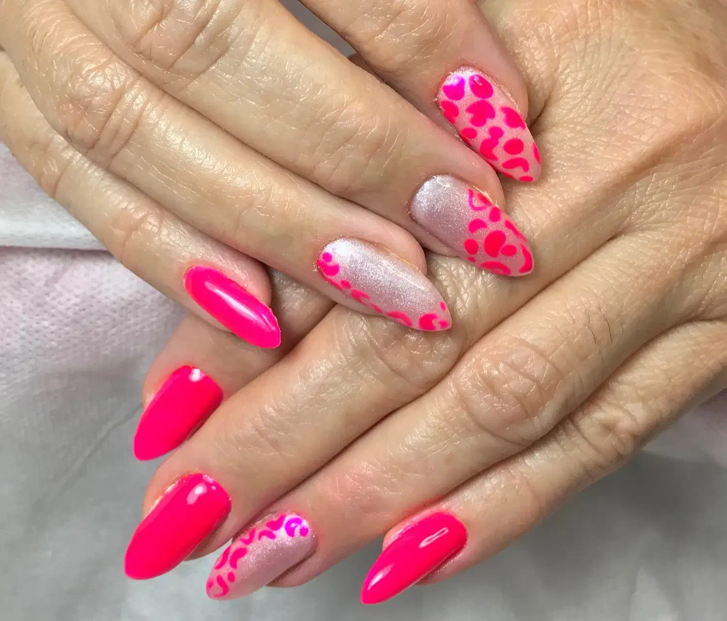 خدمات ناخن و کوتاهی مو خصوصی|خدمات آرایشگری و زیبایی|اصفهان, سعادت‌آباد|دیوار