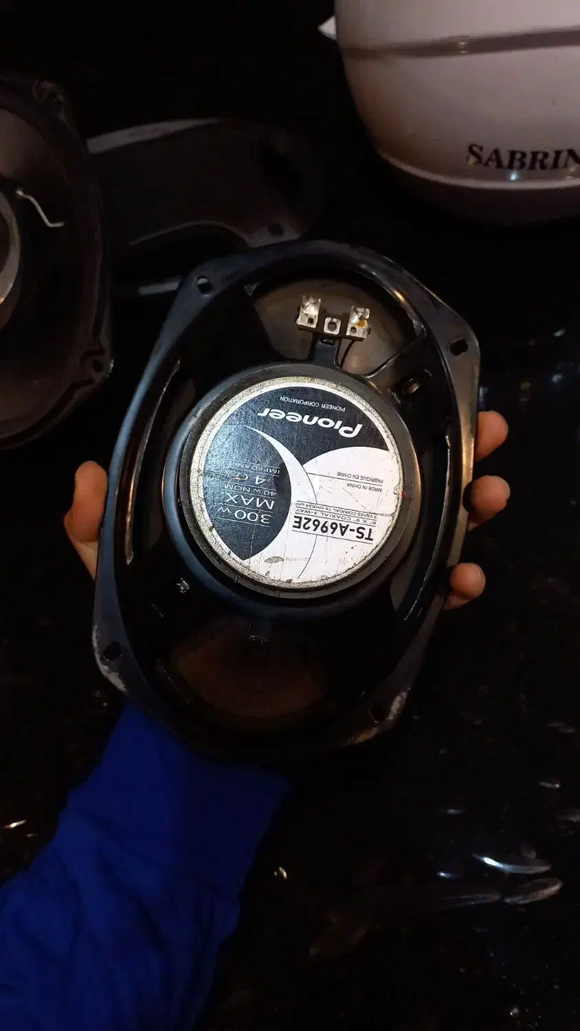 باند ۶۹۶۲ پایونیر|صوتی و تصویری|ری, شهید بهشتی|دیوار