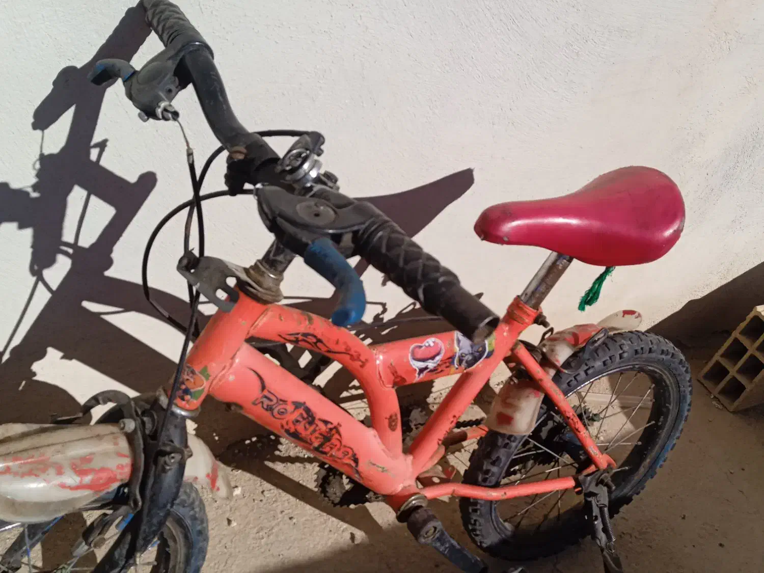 دوچرخه|دوچرخه، اسکیت، اسکوتر|میانه, |دیوار