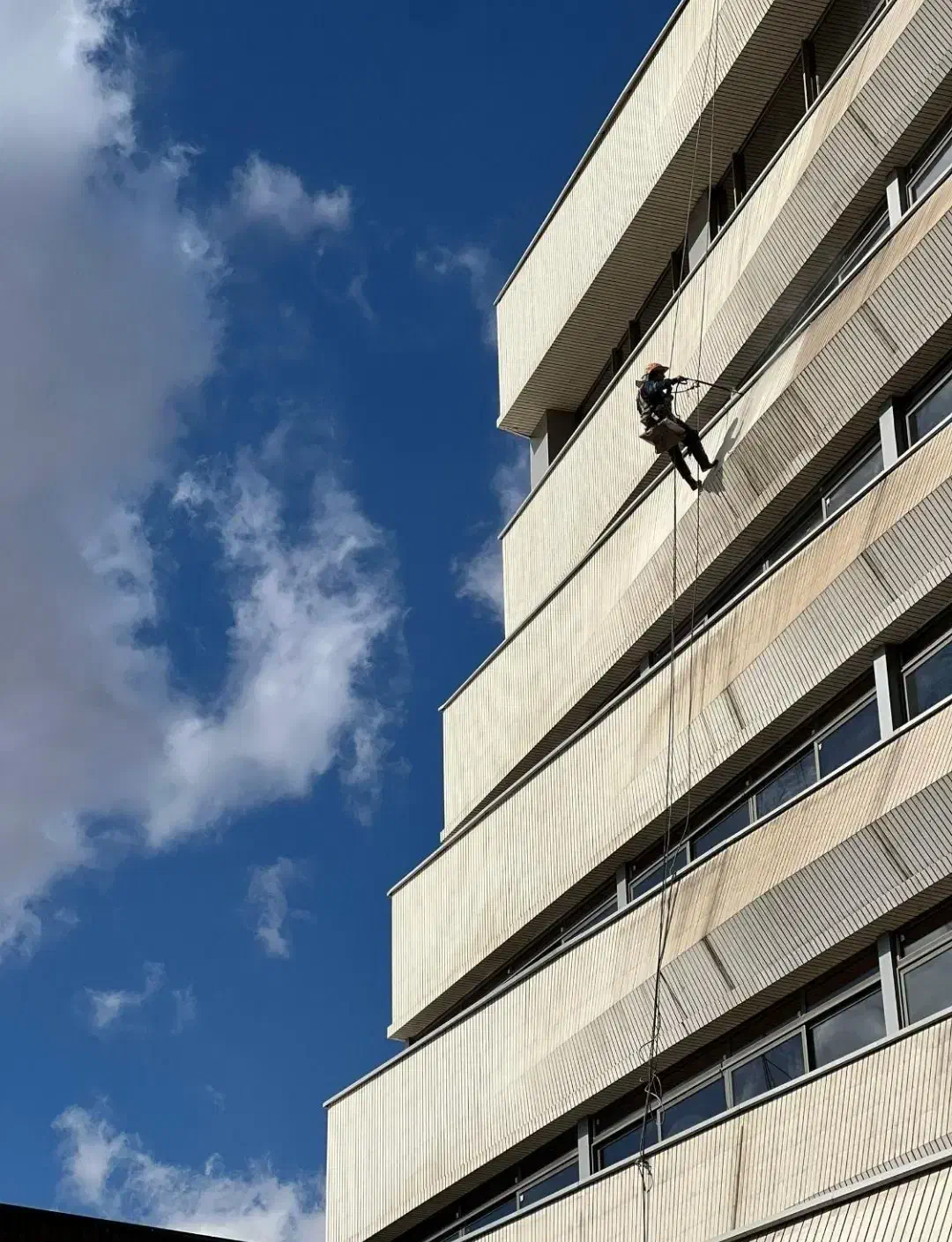 کار در ارتفاع بدون داربست،شست وشو،نانو،پیچ نما|خدمات پیشه و مهارت|اصفهان, باغ نگاره|دیوار