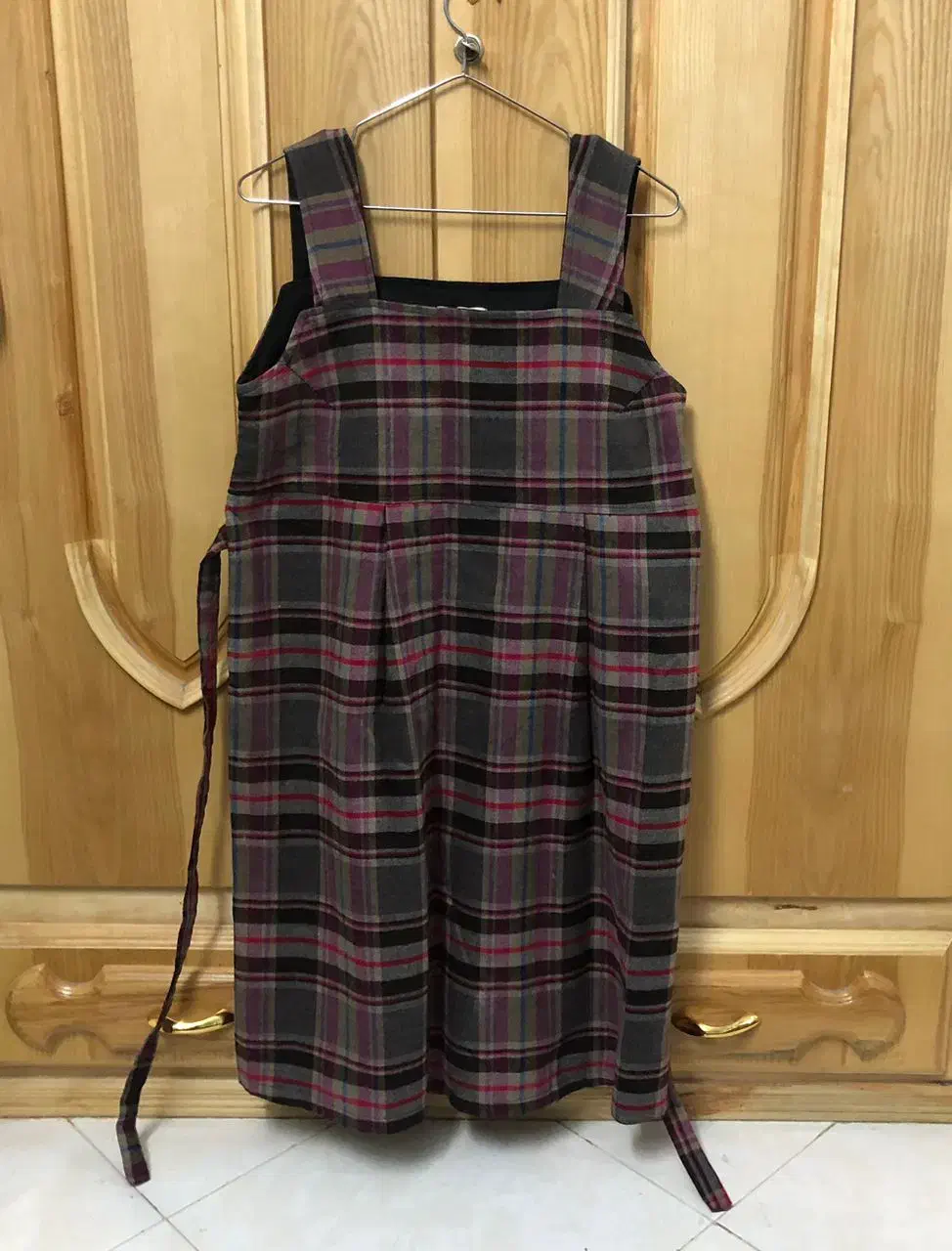 تعدادی لباس|لباس|شاهین‌شهر, فردوسی|دیوار